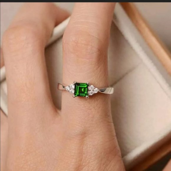 *NEW* 925 Silver Princess Cut Emerald Ring - Picture 4 of 4